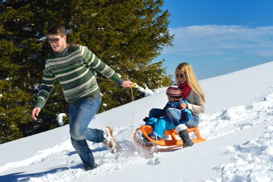 Rodeln Schlittenfahren Winterurlaub Wagrain Salzburger Land Moabauer